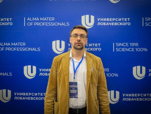 В ННГУ им. Лобачевского (Нижний Новгород) прошло масштабное событие, посвящённое вызовам современных университетов и взаимодействию науки, философии и технологий.

От Пятигорского государственного университета с докладом «Блуждающие значения в науке интенсивного анализа данных» выступил руководитель НОЦ «Digit» Павел Николаевич Барышников.

Опираясь на философию Марка Уилсона, докладчик показал, что ИИ оперирует лишь статистическими связями. Это создает эффект «подвешенного денотата»: результаты прагматически работают, но их теоретическое обоснование сильно отстаёт. 

Яркий пример – недавнее открытие «мурмураций» эллиптических кривых в математике: устойчивый визуальный паттерн выявили алгоритмы, но его строгое доказательство стало задачей людей-исследователей.