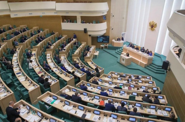 Вчера в Совете Федерации прошло совещание по вопросу консервации объектов культурного наследия, находящихся в неудовлетворительном состоянии.

Регионам поставили задачу выявить и составить максимально полные списки объектов культурного наследия, требующих консервации и реставрации, подать заявки на получение выделяемых на эти цели федеральных средств, а также подготовить "дорожные карты" по каждому объекту.

Министерство культуры РФ в лице заместителя министра Владимира Осинцева дало четко понять, что с учетом большого количества памятников одними федеральными средствами эту задачу решить не удастся, нужны дополнительные усилия регионов и частных инвесторов.

По итогам проводимой органами охраны объектов культурного наследия работы будут составляться рейтинги. Те субъекты Федерации, которые эту работу ведут лучше - покажут, похвалят, отметят. Те, которые эту работу ведут плохо или вообще не ведут, будут в "красной" зоне и их также покажут...
