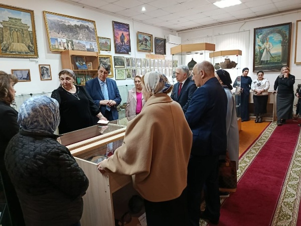 21 апреля 2026 г. в Ингушском государственном музее краеведения имени Тугана Мальсагова прошла торжественная церемония передачи представителями  Института археологии Кавказа четвертой части артефактов, обнаруженных в 2018 г. во время реконструкции федеральной автодороги «Кавказ» в Гамурзиевском административном округе.              

Археологические раскопки почти шесть лет хранились в Институте археологии Кавказа, и за это время была проведена колоссальная работа по их изучению, описанию и картографии.   

На мероприятии присутствовали Председатель Правительства Республики Ингушетия Сластенин В. В., депутат Народного Собрания Цороев А.Х., Министр культуры и туризма республики Льянова З. И., представители Института археологии Кавказа, руководители Комитета Государственной охраны объектов культурного наследия Кодзоев Т.У. и Джейрахско-Ассинского музея-заповедника Сампиев А.А., доцент кафедры истории Ингушского Государственного Университета, профессор Мужехоева Э.Д., руководитель франко-ингушского исследовательского центра в париже, профессор Университета Сорбонны Иса Боков, исследователь, археолог, заместитель директора Археологического центра имени Е. Крупнова Умалат Гадиев, исследователи материальной культуры Ингушетии, этнографы, общественные деятели ИГО «Дзурдзуки», преподаватели вузов, художники, краеведы, студенты, а также люди, не равнодушные к истории ингушского народа.

В 2018 году в районе Гамурзиево велось расширение федеральной трассы «Кавказ». Вскоре обычные строительные работы повлекли за собой настоящую археологическую экспедицию. За это время под землёй были обнаружены целые города (или скорее то, что от них осталось – городища), скифские курганы с предметами древнего быта: глиняные сосуды, бронзовые и золотые украшения и даже загадочные останки людей с деформированными черепами.      

Гамурзиевское городище — это историческое поселение в Назрановском районе Ингушетии.  Руины древнего поселения занимают обширную территорию — примерно 10 тысяч квадратных метров.

Всего, во время раскопок было обнаружено более 4000 предметов глубокой старины, относящиеся, со слов специалистов, к Кобанской культуре и Аланской эпохе.

Все выступавшие сошлись во мнении, что найденные экспонаты представляют большой научный интерес для истории и культуры республики и что их изучение позволяет по-новому взглянуть на торговые и культурные связи древних племен, населявших территорию Ингушетии, а также уточнить временные рамки их существования.

Директор Института археологии Кавказа Бияслан Атабиев отмечает, что значимость этих находок выходит далеко за пределы Кавказа: «Керамические сосуды, произведения ювелирного искусства, имеющиеся среди передаваемых артефактов, дают представление о торговых путях, о торговых экономических связях, об уровне социально-экономического развития общества…»

Вчера сотрудниками Института археологии Кавказа была доставлена коллекция орнаментированных золотых, серебряных и бронзовых украшений, которые будут храниться в специальном банковском хранилище с соблюдением всех условий температурного режима.  

Передача артефактов ингушскому народу состоялась благодаря совместной работе руководителей Комитета Государственной охраны объектов культурного наследия Кодзоева Т. У., Джейрахско-Ассинского музея-заповедника Сампиева А. А., краеведческого музея Сагова М.З. и директора Института археологии Кавказа Бияслана Атабиева,  которые еще в конце 2023 года пришли к взаимному соглашению о возвращении находок  на свою историческую родину.