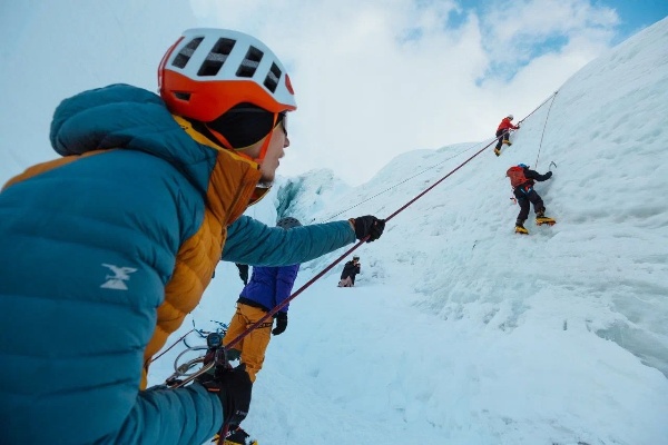 В Приэльбрусье завершились съёмки ещё одного кинопроекта — «Прозрение». 

Команда взглянула на горный туризм как живое переплетение людей и смыслов: райдеров с их страстью к спускам, учёных с бережным вниманием к деталям, местных жителей — с безграничной любовью к месту, где они выросли.

За 17 дней съёмок были отсняты десятки эффектных проездов, занятия по ледолазанию и ночёвки на базе гляциологов на 2700 м, беседы с легендами-старожилами о том, как они наблюдали изменения ледников Эльбруса на протяжении всей своей жизни (30-40 лет) и параллельно — изменение культуры туризма. 

Фильм покажет, как осознанный альпинизм и туризм становятся частью культурного кода региона.

Монтаж планируется завершить к концу лета. Далее последуют показы на фестивалях, в турклубах, на курорте и онлайн. 