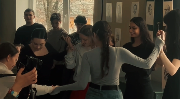 Закрытие Недели народного единства-2025 в ИРГЯИГТ.
 
В рамках недели было проведено 5 мероприятий: гастрономический фестиваль «Горский очаг», вечер обычаев и традиций народов России, литературный вечер «Вдохновение Кавказа», фотоконкурс «Моя малая Родина» и танцевальная перемена «Созвездие культур». 
 
Заключительным мероприятием стала танцевальная перемена «Созвездие культур», целью которой было знакомство с фольклором и танцами народов России.

Участники мероприятия познакомились с армянским, грузинским, адыгским, карачаево-балкарским, азербайджанским, русским, табасаранским и греческим танцами.