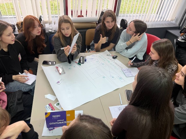 ПГУ продолжает активно развивать предпринимательские компетенции среди студентов по всей России.

Тренинги начались в сентябре, и вот уже два месяца наши опытные тренеры Бизнес-школы делятся ценнейшим опытом и погружают участников в мир технологического предпринимательства.

Участники получили:

Доступ к уникальному опыту успешных инновационных предпринимателей;

Возможность оценить свои навыки, способности и раскрыть личностный потенциал;

Развитие комплексных компетенций в области инновационного бизнеса;

Заряд энергии и вдохновение для позитивных изменений в жизни!

Тренинги реализуются в рамках Платформы университетского технологического предпринимательства, оператором тренингов является МФТИ.