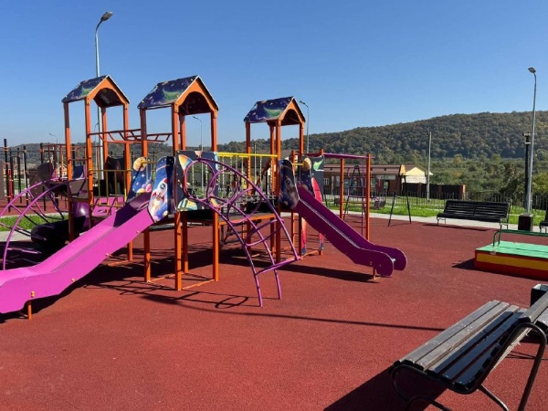 В результате реализации национального проекта «Инфраструктура для жизни» въездная зона с. Лескен была благоустроена в 2025 году.

Ключевая особенность проекта заключается в том, что данную территорию выбирали для облагораживания сами жители в ходе Всероссийского онлайн-голосования в 2023 году. Работы проводились в два этапа.

В результате благоустройства здесь создано современное общественное пространство для семейного досуга, культурных событий и прогулок, занимающее площадь свыше 3000 кв. м.