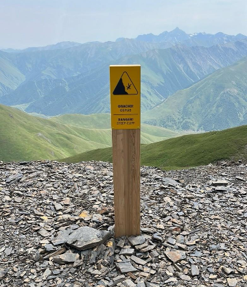 Знак «Осторожно! Обрыв»