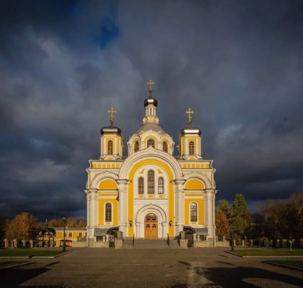 Церковь Пресвятой Троицы на Октябрьской набережной в Петербурге - первый объект совместной работы "АСМ Групп" с структурами "Газпром". Проект реставрации полностью искаженного внешнего облика храма и его интерьеров занял у архитекторов компании около года. Кроме того, были разработаны проект воссоздания иконостаса и проект живописной отделки.