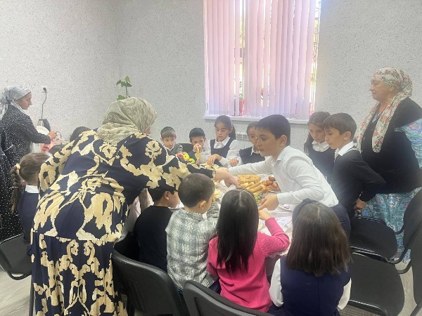 В Доме культуры с.п. Ляжги прошел вечер отдыха на тему «Семейные ценности ингушского народа». Гостями вечера стали работники и учащиеся начальной школы. 

Харсиева Радимхан и Оздоева Эсет, которые пришли на мероприятие с внуками, поделились своими семейными традициями, рассказали о том, как изменились с их детства ингушские семейные традиции и обычаи, почему это происходит, что осталось прежним. 

Учителя провели с детьми познавательную беседу о традиционных семейных ценностях ингушей, их роли в сохранении культурного кода, и важности их передачи из поколения в поколение. Ученики вспоминали ингушские легенды, в которых упоминаются семейные традиции и обычаи, отгадывали загадки, повторяли пословицы о семье.

После беседы, следуя традиции гостеприимства, работники Дома культуры пригласили гостей к столу, где было подготовлено застолье. Они рассказали детям о традиции рассадки гостей и культуре поведения за столом. Встреча проходила в тёплой дружественной обстановке, за чашкой чая.