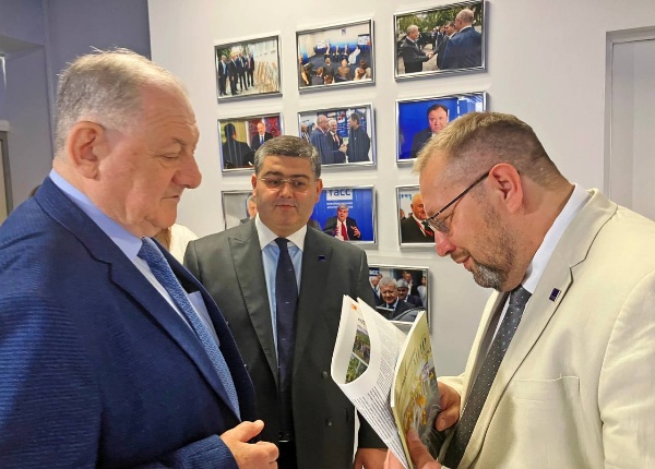 В Региональном информационном центре «ТАСС Кавказ» состоялось торжественное подписание Соглашения о сотрудничестве между Информационным агентством России ТАСС и ПГУ.  

Подписанное соглашение укрепляет партнерство между академической средой и профессиональным медиасообществом, способствуя развитию качественного информационного пространства на Северном Кавказе и в России.