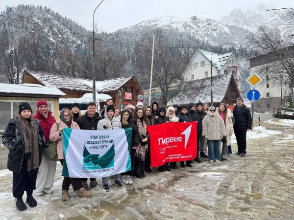 Образовательная поездка в Домбай объединила студентов и школьников.

ПГУ продолжает развивать студенческий туризм и профориентацию. На этот раз Центр индустрии гостеприимства ИИЯМТ ПГУ и туристский клуб «Минералка» при поддержке активистов «Движения Первых» организовали незабываемое путешествие в жемчужину Кавказа – Домбай!

В туре приняли участие активисты студенческого спортивного клуба «Пятигорские Орлы» и учащиеся школы №31 вместе со своим советником директора по воспитанию Кристиной Сергеевной Бабаянц.

Что успели сделать участники путешествия:

Пройти живописный путь через Тебердинский национальный парк;

Познакомиться с центральной Домбайской поляной;

Подняться на канатных дорогах на склон горы Мусса-Ачитара;

Увидеть величественные панорамы Главного Кавказского хребта;

Погрузиться в историю курорта и продегустировать местную кухню.