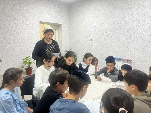 «Что значит быть толерантным?» — такой важный разговор состоялся 25.11.2025г. в ДК Ляжги! 

Методист Дома культуры Измайлова Р. У. провела увлекательную беседу‑диспут для юных жителей нашего поселения.

В ходе встречи ребята:

•узнали, что такое толерантность и почему она так важна в современном мире;

•поразмышляли над реальными ситуациями из школьной жизни и искали пути их  ассоциациями 

•обсудили, чем толерантность отличается от безразличия и как реагировать на непохожие мнения.

В формате открытого диалога дети учились:

•слушать и слышать собеседника;

•уважительно выражать свою точку зрения;

•находить общий язык даже в сложных ситуациях.