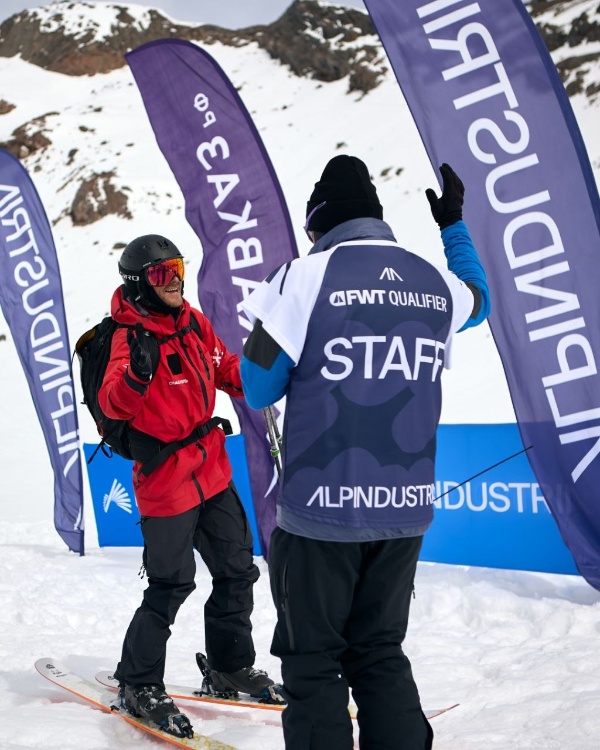 На «Эльбрусе» стартовал турнир по фрирайду.

В первый день команды АльпИндустрии и курорта готовятся к заездам.

Кавказ.РФ является партнером мероприятия. Курорт же готовит соревновательные склоны (в том числе оценивает лавинную обстановку), организовывает дежурства спасателей, предоставляет ски-пассы, маркирует и ограждает трассы вблизи зоны стартов.