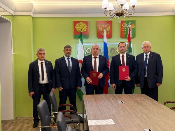 Сунженский район Ингушетии и Добринский район Липецкой области заключили соглашение о сотрудничестве

Глава Сунженского района Иса Татиев и глава Добринского района Александр Пасынков подписали соглашение, которое откроет новые возможности для деловых связей, обмена опытом и ресурсами. Это важный шаг к достижению общих целей и укреплению межрегиональных связей. 

В рамках визита глава Сунженского района также посетил мемориал Героя России Суламбека Осканова и возложил цветы в знак памяти и уважения. 

Иса Татиев выразил благодарность за теплый прием и подчеркнул важность межмуниципального сотрудничества для развития диалога, взаимопонимания и дружбы. 