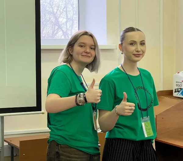 Студенты ИИЯМТ ПГУ приняли участие в региональном этапе Чемпионата по профессиональному мастерству «Профессионалы» в Ставропольском крае.

Шесть конкурсантов выступили в трёх компетенциях: «Организация экскурсионных услуг», «Туризм» и «Администрирование отеля». Соревнования проходили на площадках Школы Кавказского гостеприимства СКФУ (Пятигорский филиал) и Пятигорского техникума торговли, технологий и сервиса.

Участники разрабатывали экскурсионные программы и туристские маршруты, формировали пакетные предложения, демонстрировали навыки работы на стойке приёма и размещения гостей, а также решали профессиональные ситуационные задачи. 

На протяжении всех дней чемпионата команды ПГУ продемонстрировали профессионализм, ответственность и высокий уровень практической подготовки.