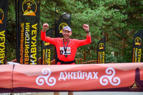 В Армхи состоялся седьмой Джейрахский марафон!

На территории живописного Джейрахского района прошёл масштабный спортивный праздник — 7-й марафон «Джейрах». 

В соревнованиях приняли участие спортсмены из разных регионов России — мужчины, женщины и дети. Марафон объединил как профессионалов, так и любителей бега, подарив яркие эмоции участникам и зрителям.

Были проведены забеги на дистанции: 4 км, 10 км, 21 км и 42 км, а также детский забег.
