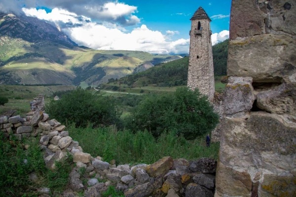В Джейрахском районе создадут музей, посвящённый Серго Орджоникидзе.

Новый объект планируется разместить на территории башенного комплекса «Нижний Пуй». Экспозиция будет посвящена событиям периода Гражданской войны и роли Серго Орджоникидзе в истории Кавказа.

В основе концепции — исторические факты, связанные с пребыванием Орджоникидзе в горной Ингушетии и поддержкой, которую ему оказывали местные жители в сложный период.

Проект предполагает размещение музейной экспозиции непосредственно в башне комплекса. В числе ключевых элементов — скульптурная композиция, а также материалы, раскрывающие исторический контекст той эпохи.

Создание музея направлено на сохранение исторического наследия, а также развитие туристической привлекательности горной части региона.