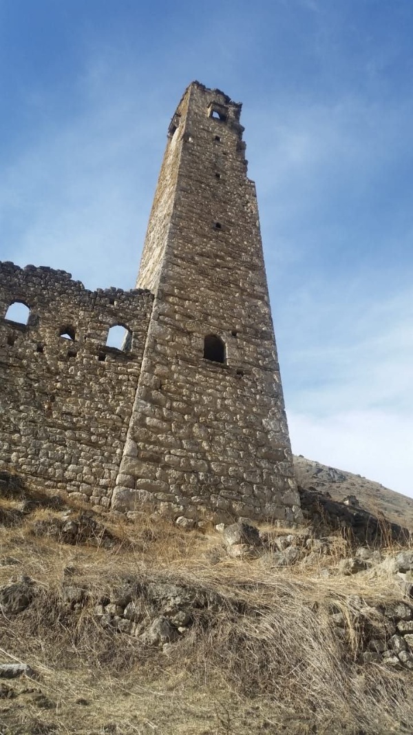 Лялах – крупный башенный поселок замкового типа на крутом горном склоне, в 0,3 км северо-восточнее Хяни. Сейчас здесь можно видеть поврежденные 3 боевые и полуразрушенные жилые строения в замковых комплексах позднего средневековья. 

Постройки размещаются на склоне ярусами. Боевые башни, являвшиеся ключевыми опорными центрами отдельных, но тесно взаимосвязанных сложных замков, 5-этажные и достигают в высоту 26,00 м. Две из них, ориентированные сводчатыми дверными проемами соответственно на восток и на юг, в плане квадратные, имеют пирамидально-ступенчатую крышу (12 сланцевых плит с венчающим крупным конусовидным камнем). У третьей боевой башни крыша отсутствует.

По содержательным местным преданиям, эта башня в прошлом так и не была заселена: зодчий неоднократно возводил пирамидальную крышу с обязательным завершающим «благословенным» камнем, но каждый раз она рушилась. Не помогли и принесенные святилищу богини плодородия Тушоли обильные жертвоприношения. Жрецы объяснили это как плохое предзнаменование, и хозяин вынужден был отказаться от данной боевой башни. Она так и осталась недостроенной, хотя ее стены уже достигали 25-метровой высоты.