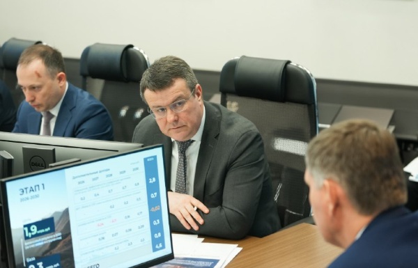 Минэкономразвития: концепция стратегии Кавказ.РФ до 2030 года предусматривает привлечение 150 млрд рублей частных инвестиций.

Министр экономического развития Российской Федерации Максим Решетников провёл стратегическую сессию, посвящённую концепции стратегии Института развития Кавказ.РФ. В ходе обсуждения была рассмотрена роль компании в достижении национальных целей и формировании устойчивой модели экономического роста Северо-Кавказского федерального округа до 2030 года.

«Предыдущая стратегия была принята в 2022 году. За это время изменились национальные цели развития и подходы к стратегическому планированию. Институт развития сформировал серьёзную основу, и сейчас важно перейти к следующему этапу — усилить инвестиционную составляющую, повысить эффективность действующих инструментов и задать более амбициозную динамику развития», — отметил Максим Решетников.

За три года на действующих площадках создано более 40 объектов инфраструктуры, проложено свыше 70 км экологических маршрутов, курорты ежегодно принимают около 2 млн туристов. Через инструменты Института развития привлечено 24 млрд рублей внебюджетных инвестиций в особые экономические зоны. Поддержано 219 проектов с общим объёмом инвестиций более 24 млрд рублей. Эти результаты позволили сформировать устойчивый инвестиционный контур в макрорегионе.

Заместитель министра экономического развития Российской Федерации Сергей Назаров подчеркнул, что ключевым достижением стало восстановление доверия финансового сектора и формирование работающей модели проектного финансирования.

«Мы видим, что банковский сектор возвращается в регион: поддержано с участием кредитных организаций 203 инвестиционных проекта в различных отраслях экономики на 19 млрд рублей, общий объём кредитов, привлечённых резидентами особых экономических зон, превысил отметку 51 млрд рублей, при этом обеспечена высокая дисциплина возвратности. Это свидетельствует о формировании устойчивой инвестиционной среды», — заявил Сергей Назаров.

Развитие банковского участия позволило существенно расширить финансовые возможности проектов и снизить зависимость от прямых бюджетных инструментов. Одновременно концепция стратегии предусматривает дальнейшее снятие инфраструктурных ограничений — модернизацию инженерных сетей в ОЭЗ, развитие энергетики и ЖКХ, а также повышение производительности труда в туристической отрасли. Эти направления рассматриваются как взаимосвязанные элементы единой модели экономического роста.

Генеральный директор Кавказ.РФ Андрей Юмшанов в своём докладе обозначил стратегическую логику следующего шага развития компании.

«Мы подошли к этапу, когда необходимо чётко определить роль Института развития в формировании новой экономической модели Северного Кавказа. Наша задача — сфокусироваться на инструментах, которые системно влияют на инвестиции, производительность труда и занятость, и обеспечить долгосрочную финансовую устойчивость компании как основу для реализации крупных проектов», — отметил Андрей Юмшанов.

Обновлённая концепция стратегии закрепляет концентрацию Кавказ.РФ на пяти направлениях: развитие особых экономических зон и инфраструктуры, реализация инвестиционных проектов, участие в модернизации энергетики и ЖКХ, формирование отраслевого центра компетенций и развитие кадрового потенциала.

В 2026 году Кавказ.РФ продолжит заниматься Ассоциацией развития кадрового потенциала СКФО, в том числе с помощью специализированного карьерного портала, созданного совместно с одной из крупнейших HR-платформ, а также внедрит новое направление — систему сертификации канатных дорог. Компания оформила свою экспертизу в сфере строительства в горной местности в виде дочерней структуры «Кавказ Инжиниринг» и развивает направление формирования комплексных туристических решений — от инфраструктурной подготовки до вывода продукта на рынок. Эти векторы дополняют инвестиционную деятельность и служат укреплению финансовой устойчивости и снижению зависимости от прямого государственного финансирования.

 В базовом сценарии концепции стратегии до 2030 года планируется направить 26 млрд рублей на развитие инфраструктуры ОЭЗ и привлечь до 150 млрд рублей инвестиций резидентов. Таким образом, будет зафиксирован переход от точечных проектов к системной модели инвестиционного развития макрорегиона.

По итогам стратегической сессии Максим Решетников обозначил приоритеты дальнейшего роста Кавказ.РФ — активное использование федеральных инструментов поддержки и усиление роли компании как инвестиционного оператора. Министр подчеркнул, что накопленный опыт позволяет переходить к следующему этапу — увеличению доли внебюджетных источников финансирования и формированию устойчивой финансовой модели.