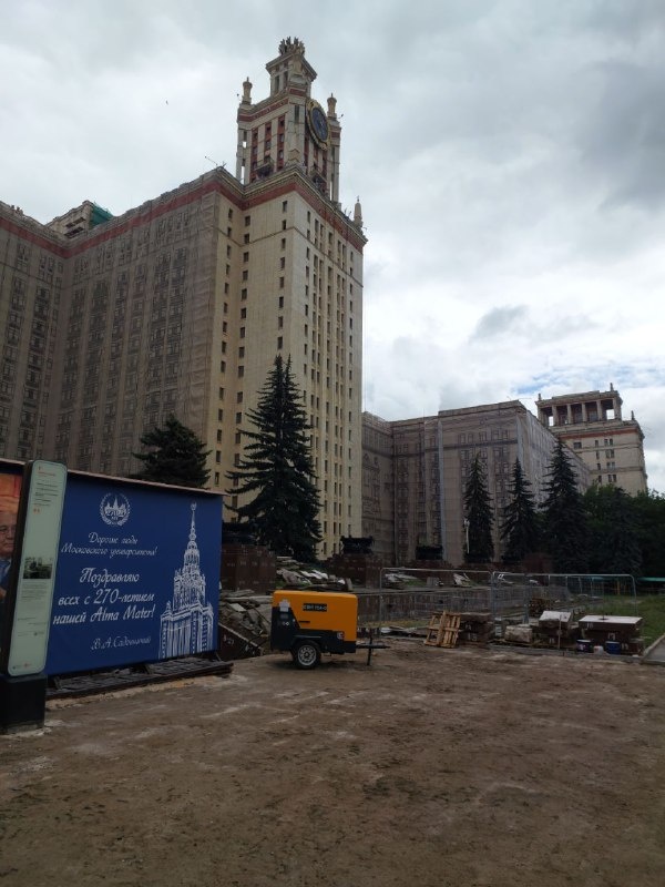 Полным ходом идет реставрация Московского государственного университета на Воробьевых горах. Сегодня архитекторы "АСМ Групп" проводят инспекцию по выполненным работам, а уже завтра "покатаются" на подъемниках по фасадам и поднимутся на шпиль, высота которого более 200 метров.