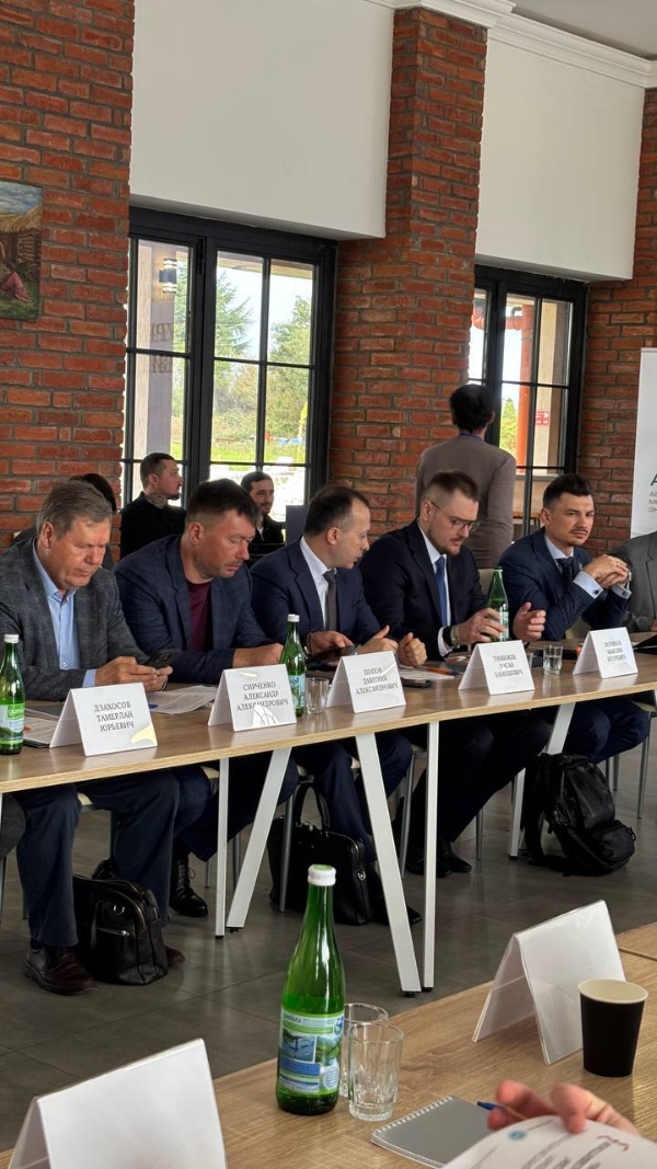 Опыт Кавказ.РФ по созданию туристских ОЭЗ востребован в Абхазии.

Экономический форум «Абхазия. Инвестиции в будущее» проходит на фоне активного развития российско-абхазских отношений и реализации совместных инвестпроектов. Открывали площадку Президент Абхазии Бадра Гунба, первый заместитель руководителя администрации президента России Сергей Кириенко, министр экономического развития России Максим Решетников. 

Делегация Кавказ.РФ во главе с Андреем Юмшановым представила работу государства в области развития территорий Северного Кавказа. 

О мерах господдержки и про работу, которую проводится на территории СКФО совместно с Минэкономразвития РФ и которая позволила округу расти в основных социально-экономических показателях, рассказал гендиректор Кавказ.РФ: «Инвестиции в основной капитал увеличились на 77%, валовый региональный продукт на 32%, а безработица снизилась практически вдвое. И это все за 5 лет! Мы готовы делиться опытом и участвовать в совместных проектах, чтобы помогать в улучшении инвестиционной среды на сопредельных территориях». 

Как туризм влияет на развитие экономики территории, поделился опытом исполнительный директор Кавказ.РФ Хасан Тимижев: «Всё это не просто новые объекты — это новые рабочие места, новые субъекты малого бизнеса, увеличение доходов, прирост населения и его социальное благополучие.  И мы готовы оказать Абхазии всё необходимое содействие в решении самых амбициозных задач развития инфраструктуры туризма».

В ответном слове модератор круглого стола и министр туризма Абхазии Астамур Логуа отметил профессионализм команды Кавказ.РФ и выразил надежду на дальнейшее сотрудничество: «Надеюсь, что много интересных проектов вместе с вами реализуем. Очень приятно видеть то, что вы уже сделали на Северном Кавказе. Мы здесь совсем недалеко, надо нам еще ближе стать». 