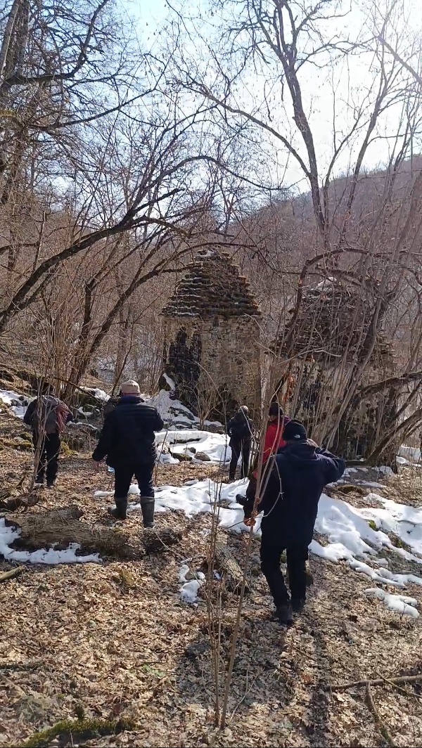 Сотрудники ГБУ «Аргунский музей-заповедник» организовали увлекательный экскурсионный выезд в заброшенный историко-архитектурный комплекс в селе Мужах, находящемся в Серноводском районе.

Эта уникальная экспедиция дала участникам шанс не только погрузиться в атмосферу истории, но и рассмотреть архитектурные детали этого объекта. В ходе поездки специалисты музея провели информативную экскурсию, знакомя гостей с историей комплекса, его архитектурными особенностями и культурной значимостью для региона. Участники узнали о том, как архитектура отражает традиции и быт прошлых лет.
Кроме того, музейные работники выполнили ряд необходимых мероприятий на территории, окружающей комплекс. Эта поездка не только углубила знания о культурном достоянии региона, но и поспособствовала формированию нового поколения почитателей исторической архитектуры.