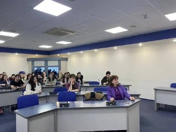 В ПГУ обсудили методологию понимания словесного искусства.
 
Приглашённый спикер из Ереванского государственного университета – доктор филологических наук, профессор кафедры английской филологии факультета европейских языков и коммуникаций Седа Керобовна Гаспарян – выступила перед аудиторией с темой «Concerning the Methodology of Understanding Verbal Art». 

Профессор Седа Гаспарян не только изложила авторский взгляд на методологию, но и вовлекла слушателей в диалог, подчеркнув, что понимание искусства слова лежит в основе успешной межкультурной коммуникации.

Сотрудничество ПГУ и ЕГУ открывает новые горизонты для академических обменов и обогащает образовательные программы актуальными международными практиками