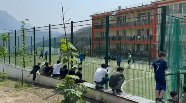 Администрация города Назрань по инициативе главы Руслана Оздоева организовала акцию добра для детей, отдыхающих в лагере "Эрзи". Заместитель главы Хади Алхастова и сотрудники социального отдела администрации города посетили лагерь и передали детям подарки. 

В лагере "Эрзи" отдыхают более 400 детей, включая детей из Запорожской и Курской областей, а также юных жителей Республики Ингушетия. 

В рамках акции детям были переданы: более тонны свежих фруктов (яблоки, сливы, персики, арбузы, дыни), сотни литров сока, 500 порций мороженого.