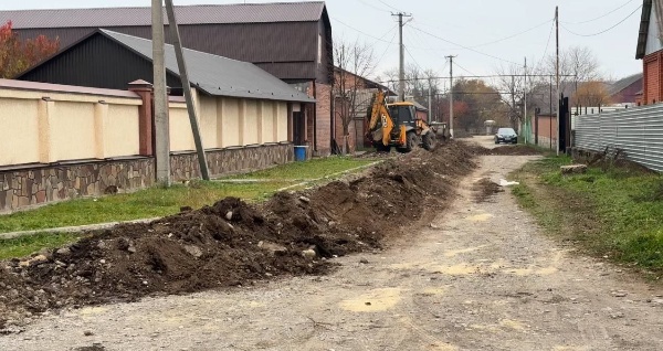 На улице Харланова в Сунже завершается замена ветхого водопровода.

Работы ведутся на участке протяженностью около 200 метров: производится замена устаревших металлических труб на современные аналоги.

Данные мероприятия проводятся в рамках программы по модернизации коммуникаций с целью минимизации рисков аварийных ситуаций и повышения качества водоснабжения.
