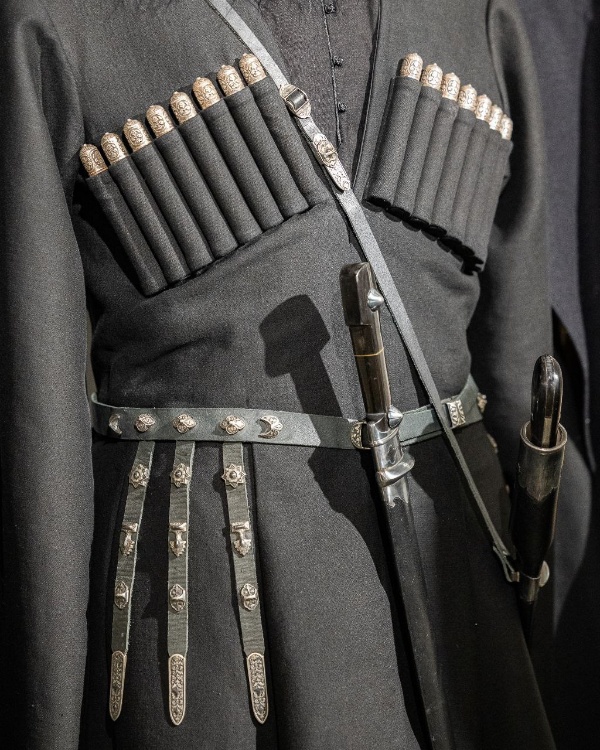 10 сентября 2025 года в Государственной галерее имени А. А. Кадырова прошла итоговая выставка-презентация масштабного культурного проекта «ВЕРТ».

Автором проекта выступила Зульфия Султановна Бакараева, директор ассоциации «Чечен Этно». В основу «ВЕРТ» легло фундаментальное исследование истории национального костюма, включающее работу с ведущими экспертами и детальную реконструкцию исторических образов.

В мероприятии приняли участие сотрудники ГБУ «Аргунский музей-заповедник». Директор музея выступил с текстом о значимости культурных проектов.

Проект «ВЕРТ» вносит значительный вклад в сохранение и популяризацию традиционной культуры, демонстрируя, как историческое наследие может органично существовать в современном культурном пространстве.