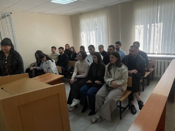 Суденты 3 и 4 курсов по направлению «Судебная и прокурорская деятельность» Юридического института ПГУ совершили выездное практическое занятие в Малокарачаевский районный суд Карачаево-Черкесской Республики. 

В рамках данного мероприятия будущие юристы получили уникальную возможность стать непосредственными наблюдателями реальных судебных процессов, что является бесценным дополнением к теоретическим знаниям. 