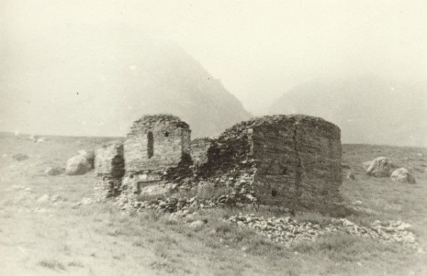 Институт археологии Российской Академии наук передал историкам "АСМ Групп" уникальные фотографии храма Алби-Ерды в горной Ингушетии 1975 года из экспедиции М.Б.Мужухоева.