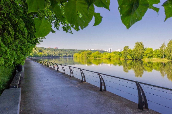 От эпохи неолита до оазиса в мегаполисе: изучаем парк «Фили» с «Мосбилетом»

В современном благоустроенном парке, помнящем свою историю, есть разнообразные спортивные площадки, проходят мастер-классы, творческие встречи, концерты и фестивали.

Парк «Фили» — памятник садово-паркового искусства и охраняемая природная территория площадью 260 гектаров, где историческое наследие гармонично сочетается с современными возможностями для отдыха. Каждый посетитель найдет занятие по душе. Можно прогуляться по тенистым аллеям, насладиться видами Москвы-реки или пройтись по Филевской набережной, любуясь панорамой противоположного берега.

Усадьба Нарышкиных находится на реставрации, но доступна для осмотра снаружи и напоминает о богатой истории этих мест. Рядом храм Покрова Пресвятой Богородицы в Филях, возведенный в 1693 году и представляющий собой яркий образец нарышкинского (или московского) барокко. Краснокирпичная церковь с белым убранством и резным декором, формой похожая на четырехлистник, располагается на возвышении, поэтому ее можно рассмотреть со всех сторон.

Неподалеку находится место совета в Филях — восстановленная старинная изба, связанная с событиями 1812 года.
