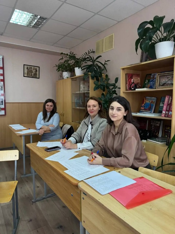 Прошёл университетский этап Всероссийского конкурса «Учитель года России» в номинации «Шаг в профессию»!

Студенты ПГУ проверили открытые уроки на базе МБОУ СОШ № 5 г. Пятигорска. Участники представили разнообразные темы, демонстрируя свои педагогические навыки:

Мураткова Алия Азаматовна (ВШДА) провела урок ИЗО в 8 классе: «170 лет русского художника М.А. Врубеля»;
Аракелян Анна Артуровна (ИИЯМТ) представила урок английского языка в 6 классе: «Our School Code: Creating the Perfect School»;
Промоторова Екатерина Дмитриевна (ИПРИМ) провела урок русского языка в 8 классе: «Простые и составные предлоги»;
Гаврилина София Николаевна (ИРГЯИГТ) продемонстрировала урок английского языка в 8 классе: «Technology and Our Modern World»;
Малофеев Никита Алексеевич (ВШУ) представил урок истории в 11 классе: «Россия сегодня». 