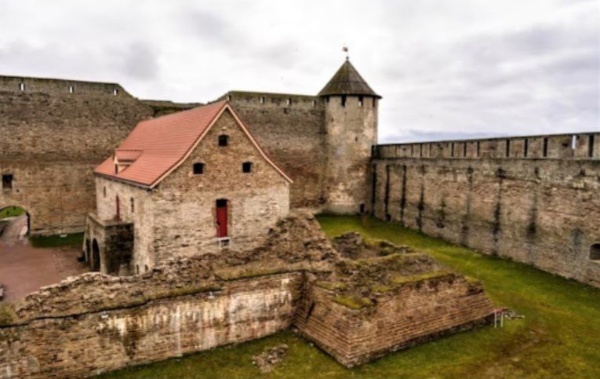 Large-scale restoration work is continuing at the Ivangorod Fortress, which will see the Proviant and Vorotnaya towers renovated. These towers survived the Great Patriotic War, when the other towers were blown up by retreating German troops.

Work on the Proviant Tower is nearing completion, while restoration of the Gate Tower is just beginning. A distinctive feature of these towers are the traps preserved in the walls - wells covered by drawbridges. Such fortification elements, which have no analogues in Russia, suggest the influence of Italian masters on the architecture of the fortress.

It should be recalled that ASM previously developed restoration projects for the large and small powder magazines of the Ivangorod Fortress.