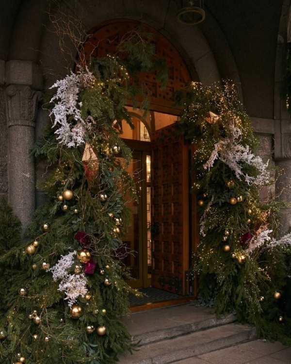 Отель "WAWELBERG" на Невском проспекте Петербурга, построенный по комплексному проекту "АСМ Групп", готов встречать Новый год - парадные интерьеры и входная группа изящно украшены.