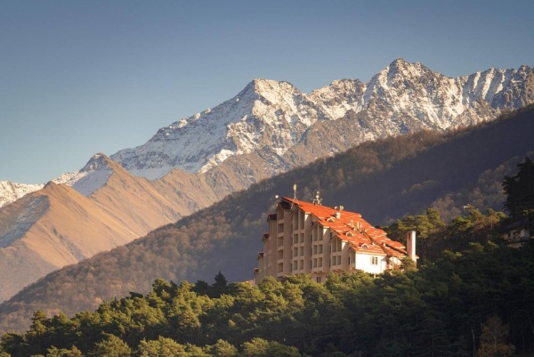 В апреле на всесезонном курорте «Армхи» для гостей заработают новые возможности для активного отдыха и оздоровления.

Через несколько недель отдыхающим станут доступны сразу семь популярных видов развлечений: конные прогулки, 
квадроциклы, экскурсии к древним ингушским башням, посещение бассейна, летние тюбинги, а также программы SPA и оздоровления.

Весна в Джейрахском ущелье считается одним из самых красивых периодов: склоны покрываются зеленью, чистый горный воздух наполняет энергией, а тишина у башенных комплексов создаёт особую атмосферу для отдыха и восстановления.