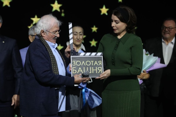 В Назрани торжественно открыли XI Международный кинофестиваль «Золотая башня». 

В мероприятии принял участие Глава Ингушетии Махмуд-Али Калиматов.

Фестиваль, который пройдёт с 15 по 20 ноября, стал значимым событием в культурной жизни всего Северного Кавказа.

География и масштаб в этом году:

Фестиваль расширяет границы, привлекая участников из России, стран СНГ и БРИКС.

На конкурс подано около 140 заявок — это значительно больше, чем в прошлом году.

Показы пройдут на десяти киноплощадках по всей Ингушетии.
