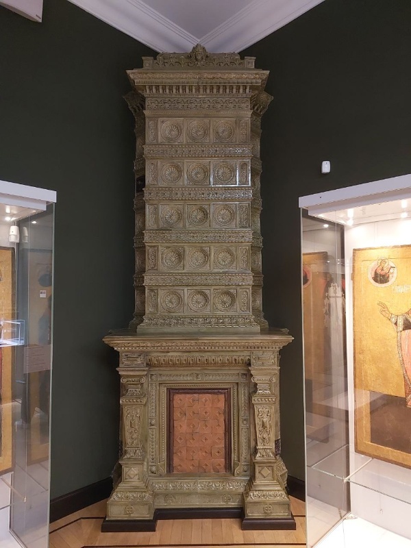 Государственный музей изобразительных искусств Республики Татарстан в центре Казани, имеет кроме роскошной экспозиции и вполне симпатичные печи и камины, украшающие интерьеры.