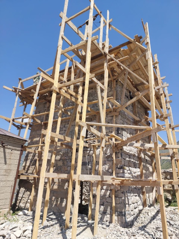 Продолжаются реставрационные работы на Башенном комплексе Фуртоуг в горной Ингушетии, в том числе на башне, в которой останавливался Дмитрий Менделеев. А сегодня прошла инспекция авторского надзора.