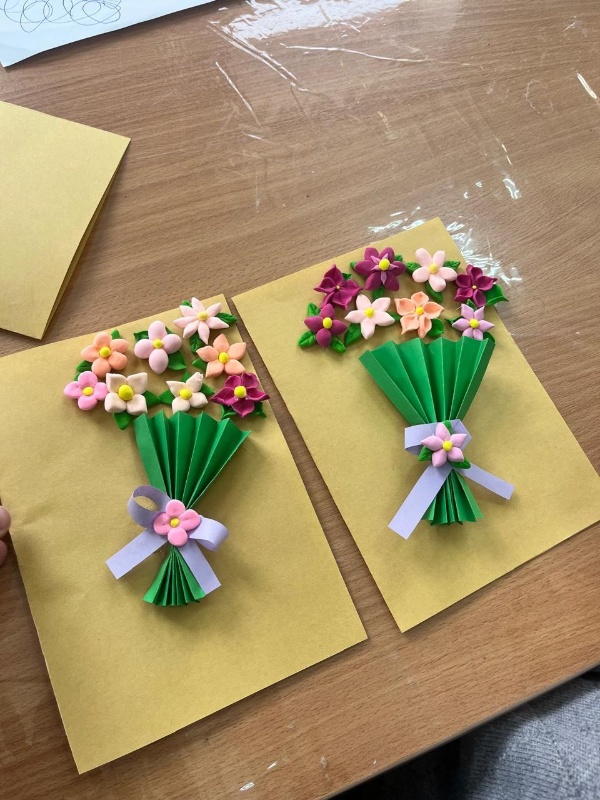 Мастер‑класс по созданию открыток к 8 Марта.

В преддверии Международного женского дня художественный руководитель Дома культуры с. п. Ляжги Газдиева М. Р провела мастер‑класс в кружке декоративно‑прикладного искусства.

Участники занятия освоили техники оформления праздничных открыток и создали уникальные работы своими руками — с любовью и заботой для самых дорогих людей.