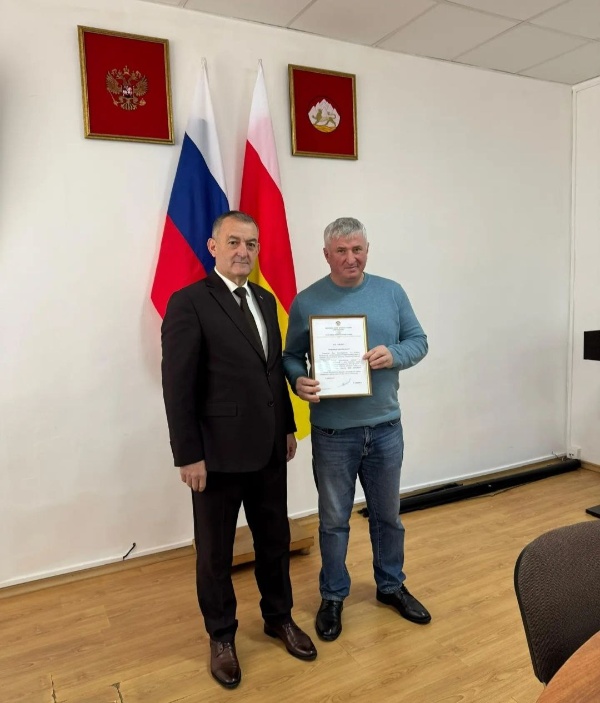 В последние дни декабря принято подводить итоги уходящего года и традиционно отмечать лучших специалистов в той или иной сфере профессиональной деятельности.

Глава Ирафского муниципального района Роберт Хамикоев и председатель Собрания представителей Ирафского муниципального района Казбек Гуцунаев вручили в зале заседаний администрации района награды лучшим специалистам различных сфер профессиональной деятельности. Церемония стала признанием заслуг тех, чей добросовестный труд вносит неоценимый вклад в развитие района. 

Поздравляя лучших из лучших, руководство отметило, что такие специалисты являются примером для всего коллектива, задают высокую планку профессиональных стандартов.

