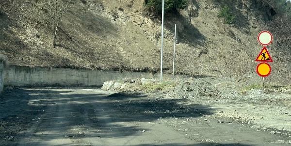 The Jeirah-Armhi highway continues to be rebuilt despite frequent collapses.

Passage and passage on this section is prohibited, appropriate signs are installed