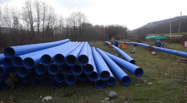 В Ирафском районе продолжается масштабная реконструкция системы водоснабжения, реализуемая в рамках национального проекта «Инфраструктура для жизни». Главная цель - полностью заменить изношенные сети, которые долгие годы доставляли неудобства местным жителям. 

Работы идут одновременно на нескольких участках, а ключевым звеном является обновление водовода от каптажа природного источника Сахола до резервуара-распределителя на 4-м километре автодороги Чикола-Ахсарисар. 

После завершения реконструкции более 15 тысяч человек получат стабильное и бесперебойное водоснабжение без сезонных ограничений, а использование современных материалов и технологий гарантирует высокое качество питьевой воды, а также  надежность системы, рассчитанной на 100 лет службы. 

На данный момент ремонтные работы ведутся с опережением календарного графика. Завершить все этапы планируют до конца 2027 года, и этот проект станет важным шагом в повышении уровня жизни на селе и улучшении санитарно-эпидемиологической обстановки в населенных пунктах района.