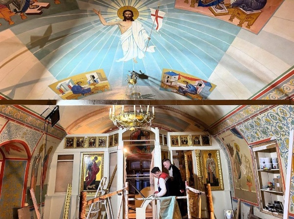 В Лазаревской церкви Псково-Печерского монастыря, отреставрированной по проекту "АСМ Групп" началась установка иконостаса. Церковь построена в 1792-1800 годах при настоятеле архимандрите Петре Можайском для монастырской больницы.