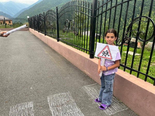 25 июля 2025 года Дом культуры с.п. Джейрах организовал яркую познавательно-игровую программу по ПДД «Тише едешь — дальше будешь». 

Участники весело и с пользой изучили правила дорожного движения, играя в тематические игры и соревнуясь в конкурсах. Весёлый праздник привил детям и взрослым важные навыки безопасного поведения на дороге.