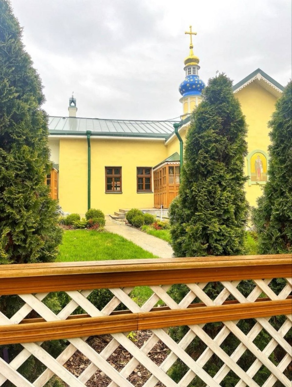 In the Pskov-Pechersk Monastery, restorers started work on the interiors of the Lazarevskaya Church under the ACM Group project. 

The two-story one-domed church was built between 1792 and 1800 under the rector Archimandrite Peter (Mozhaisky) for the monastery hospital. During the war of 1812 it served as a hospital. Later it housed an almshouse for elderly monks. In the 1880s a diocesan candle factory worked in the church.