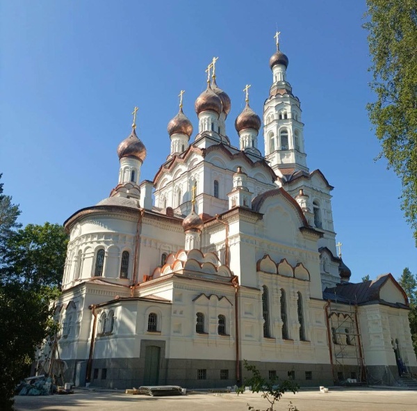 Завершена реставрация фасадов Казанской церкви в Зеленогорске на Приморском шоссе, 547. 

Проведены реставрация, воссоздание и усиление стропильной системы. На всех десяти главках отреставрированы исторические журавцы и заменены крестонесущие столбы. Отреставрирована главная входная дубовая дверь с фрамугой. На гранитном цоколе выполнены гранитные вставки, произведен ремонт трещин и герметизация швов. В соответствии с иконографией выполнены и вызолочены десять крестов. Над апсидой восстановлено историческое открытие медью в шашку. Завершаются работы по восстановлению штукатурки внутренних откосов окон.