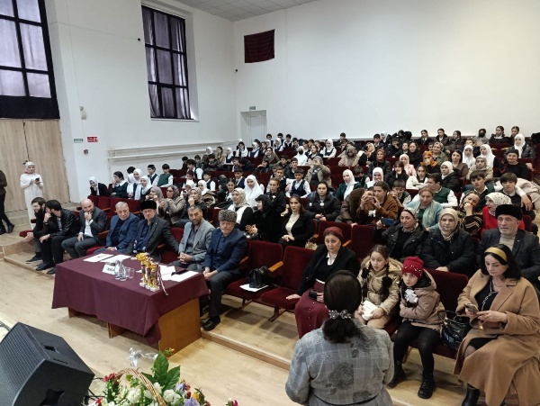 A legal brain ring for young people was held in the Nazranovsky district.

The Nazranovsky District Cultural Center hosted the “Your Right” brain ring, where schoolchildren demonstrated their knowledge of the basics of law.

Participants: teams from schools No. 3, No. 4, and No. 5 in the village of Ekazhevo.

The winners were students from School No. 3. 

The event was timed to coincide with Constitution Day in the Russian Federation.
