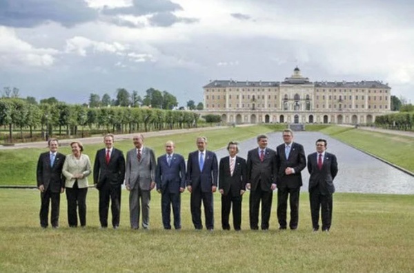 Where does Russian President Vladimir Putin usually hold meetings and conferences when he visits St. Petersburg? At the Konstantinovsky Palace in Strelna, of course!

The comprehensive restoration project for the Konstantinovsky Palace and park was carried out by the ACM team between 1999 and 2003.

The project was awarded the Russian Federation State Prize, and the commemorative awards are kept in the ACM office.