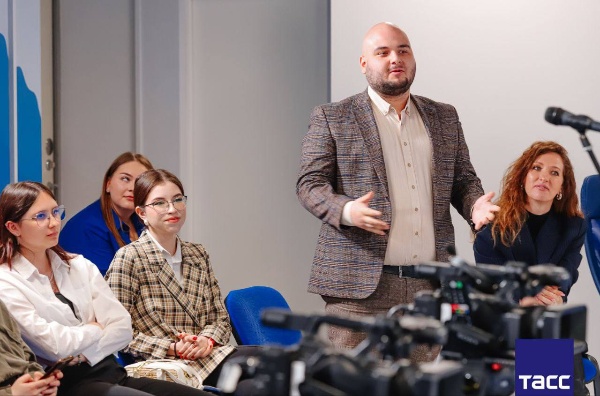 Журналисты ИМО ПГУ приняли участие в мастер-классе Андрея Ванденко.

Встреча с руководителем спецпроекта ТАСС «Первые лица» проходила в региональном  информационном центре «ТАСС Кавказ».

В формате открытого диалога Андрей Ванденко поделился своим опытом работы в подготовке и записи интервью с первыми лицами нашей страны, рассказал о важности любви к людям и полной включенности к гостю в процессе работы. 