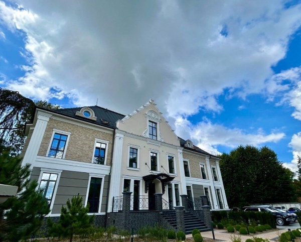 На улице Тельмана, 39 в Калининграде завершена реставрация старого немецкого особняка, построенного в начале ХХ века. Исторически здание расположено рядом с кирхой герцога Альбрехта, снесенной сразу после Великой отечественной войны, и общинным церковным домом, сохранившимся до сих пор.