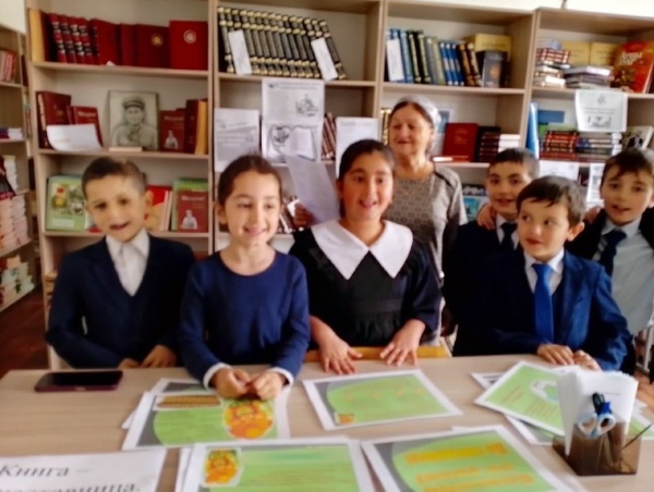 В рамках национального проекта «Молодежь и дети» первоклассники школы в с. Лескен совершили увлекательное путешествие в волшебный мир литературы, побывав в школьной библиотеке. Визит был приурочен к Международному дню школьной библиотеки.

Такие инициативы наглядно демонстрируют, как в рамках национального проекта «Молодежь и дети» создаются условия для гармоничного развития подрастающего поколения, пробуждения у него интереса к чтению и настоящей любви к книге с самых первых школьных дней.
